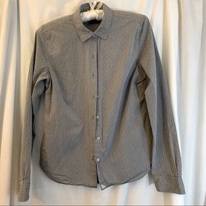 Woman’s UNTUCKit Button up Shirt Sz 4